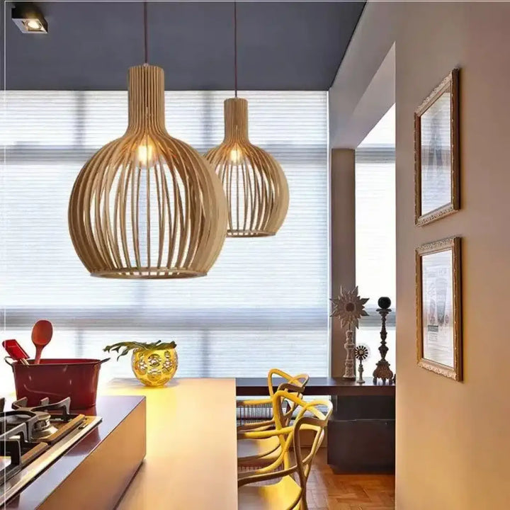 Suspension luminaire fosca avec design en bois aux lignes tressé en bambou et lumière chaude dorée suspendue