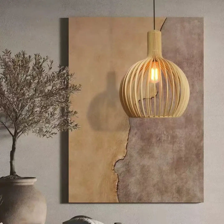 Suspension luminaire fosca h en bois aux lignes chaudes avec abat-jour en cage côtelée et ampoule à filament visible