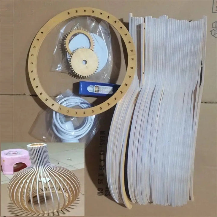 Suspension luminaire foschah en bois avec cadre circulaire, engrenages et panneaux blancs nervurés bois aux lignes élégantes
