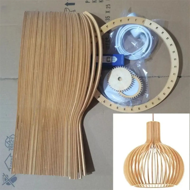 Suspension luminaire fosca avec design en bois aux lignes courbes et nervurées finition naturelle en bois moderne et léger