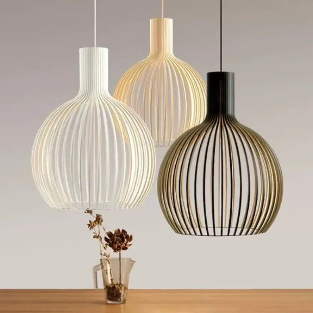 Suspension luminaire fosca avec design bois aux lignes verticales en blanc naturel et noir moderne