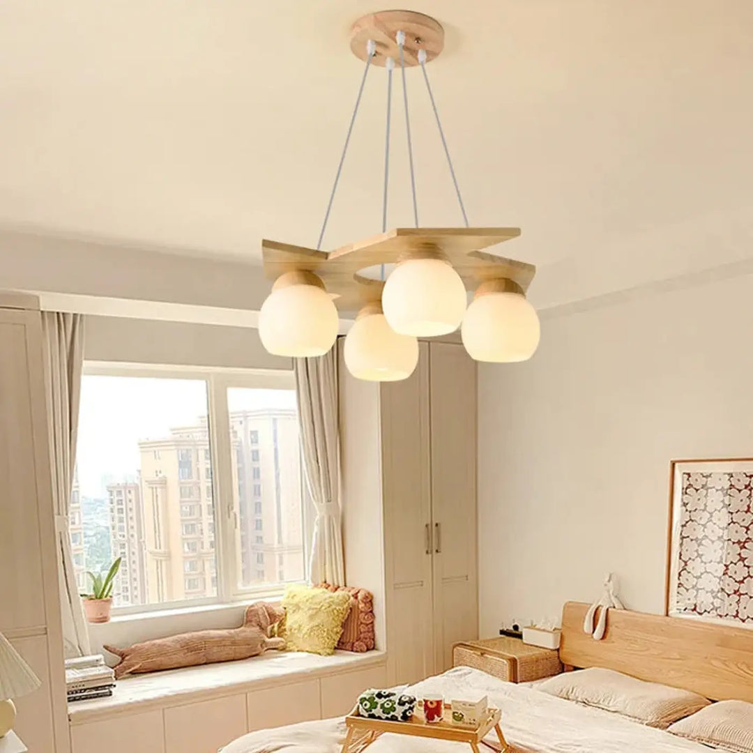 Suspension luminaire moderne en bois avec quatre globes en verre dépoli suspendus par des cordons fins