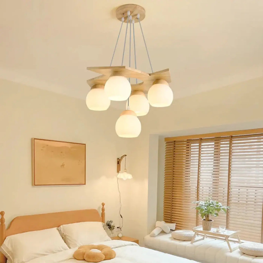 Suspension luminaire en bois moderne avec cinq globes en verre dépoli suspendus par des cordons fins wodel