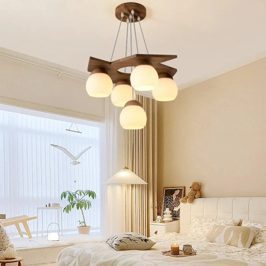 Suspension luminaire wodel en bois moderne avec cinq globes en verre dépoli pour un éclairage élégant