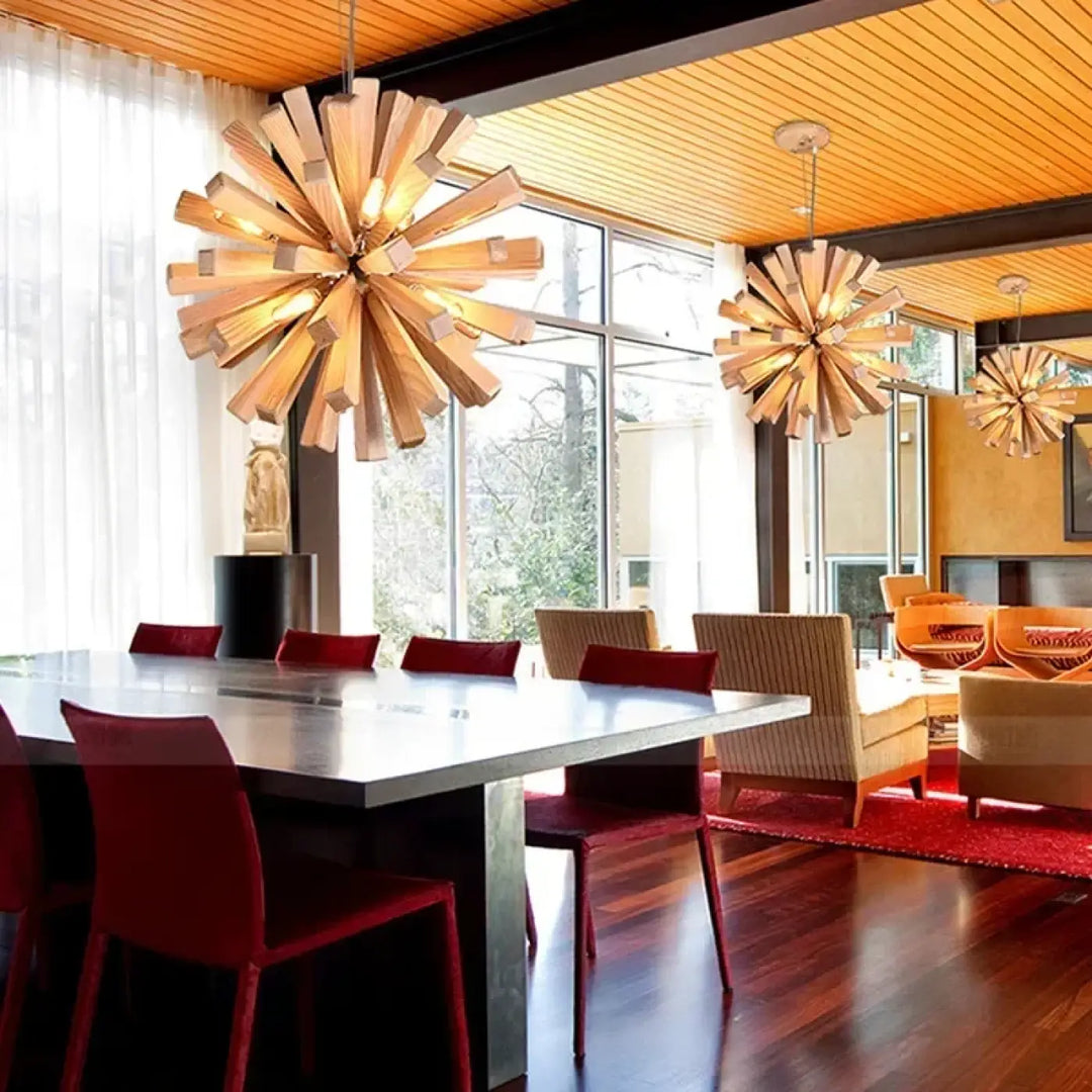 Suspension luminaire solaris en bois style soleil avec une lueur ambre chaleureuse et un design luminaire élégant