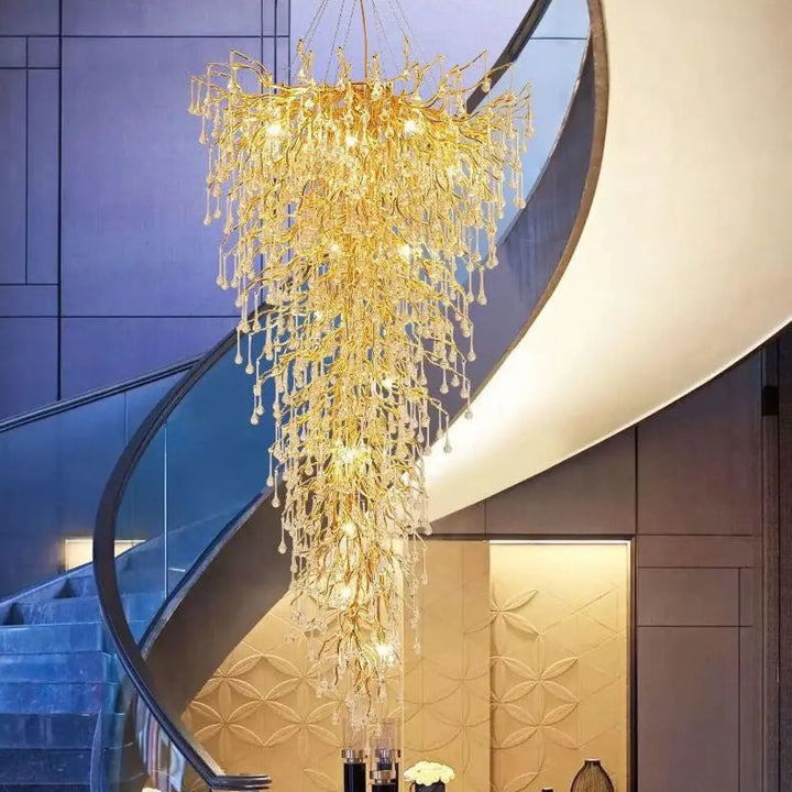 Suspension luminaire kintah doré avec gouttes de cristal en cascade et bras ramifiés au design luminaire élégant