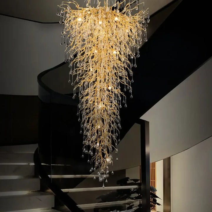 Suspension luminaire kintah dorée en forme de branches avec gouttes de cristal pour un luminaire design élégant