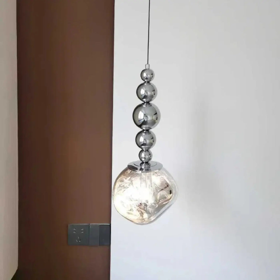 Suspension luminaire venusía avec verre opalin translucide et sphères chromées poli, design moderne et élégant