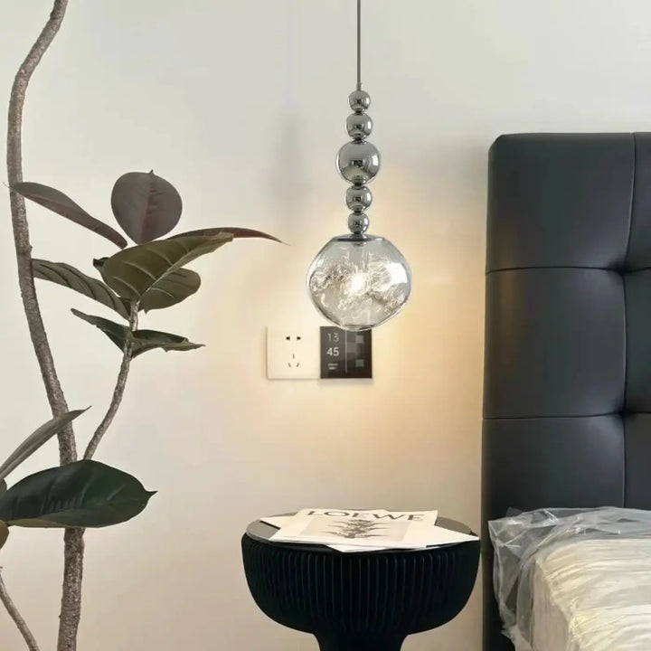 Suspension luminaire venus ia avec chaîne sphérique chromée et globe en verre opalin texturé clair moderne