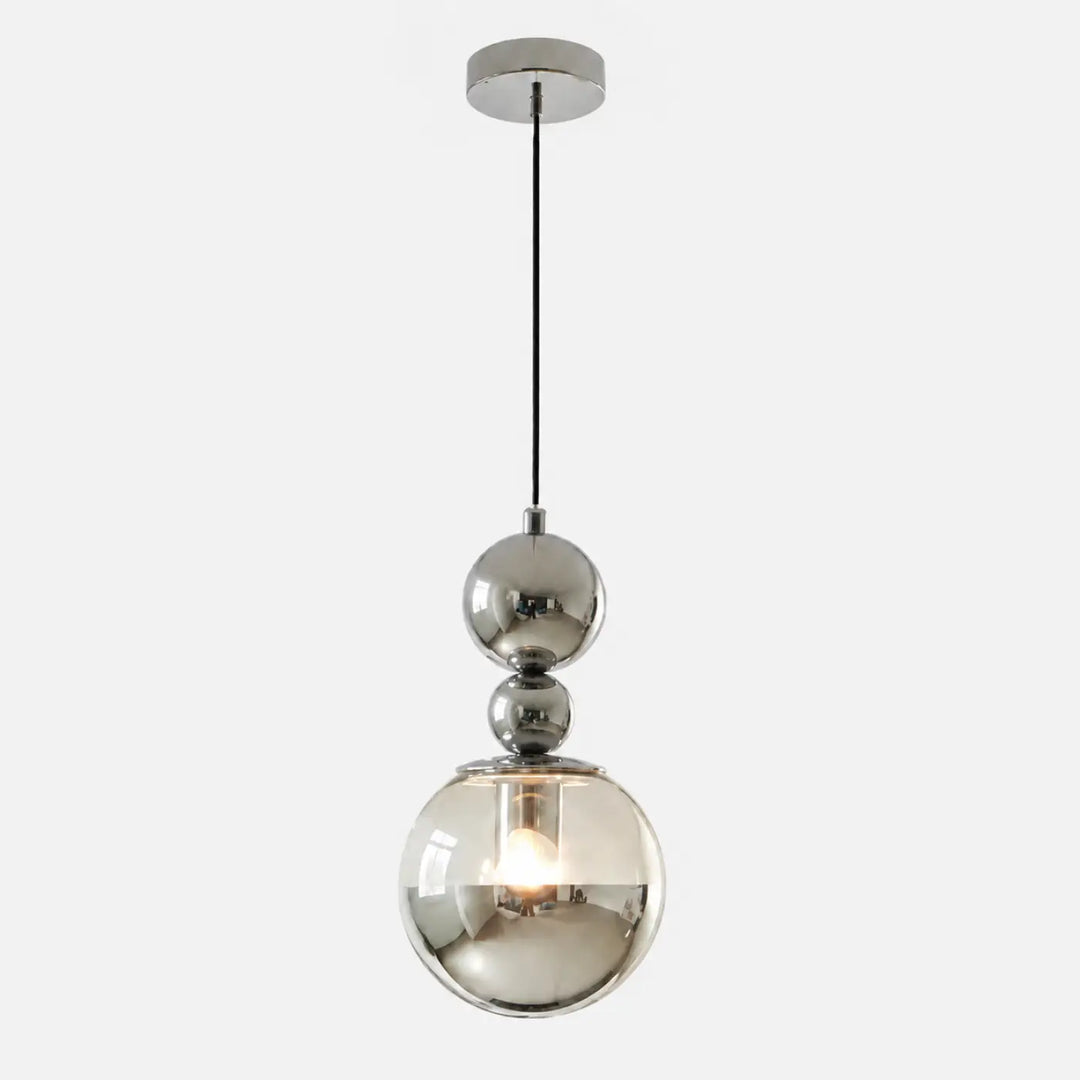 Suspension luminaire venusis avec trois globes en verre opalin chromés pour un design moderne et élégant
