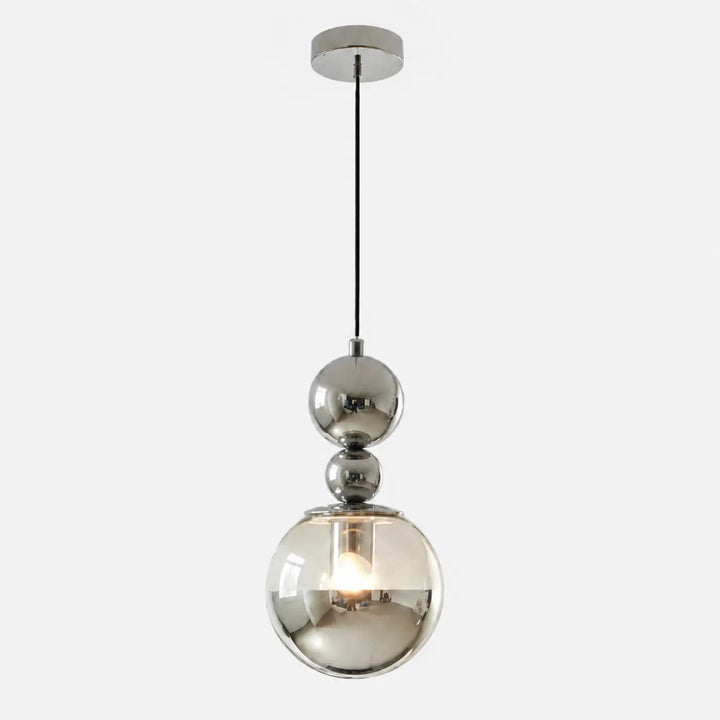 Suspension luminaire venusis avec trois globes en verre opalin chromés pour un design moderne et élégant