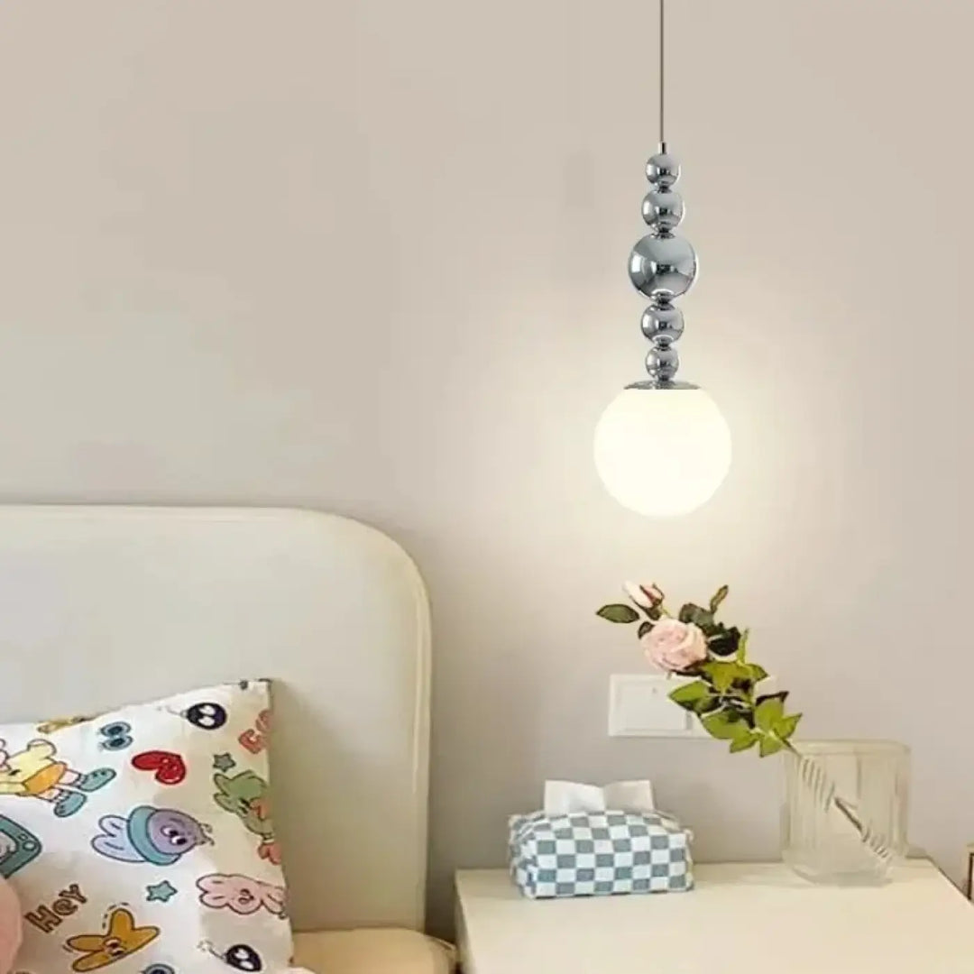 Suspension luminaire venusia avec chaîne chrome et perles sphériques verre opalin et globe blanc doux