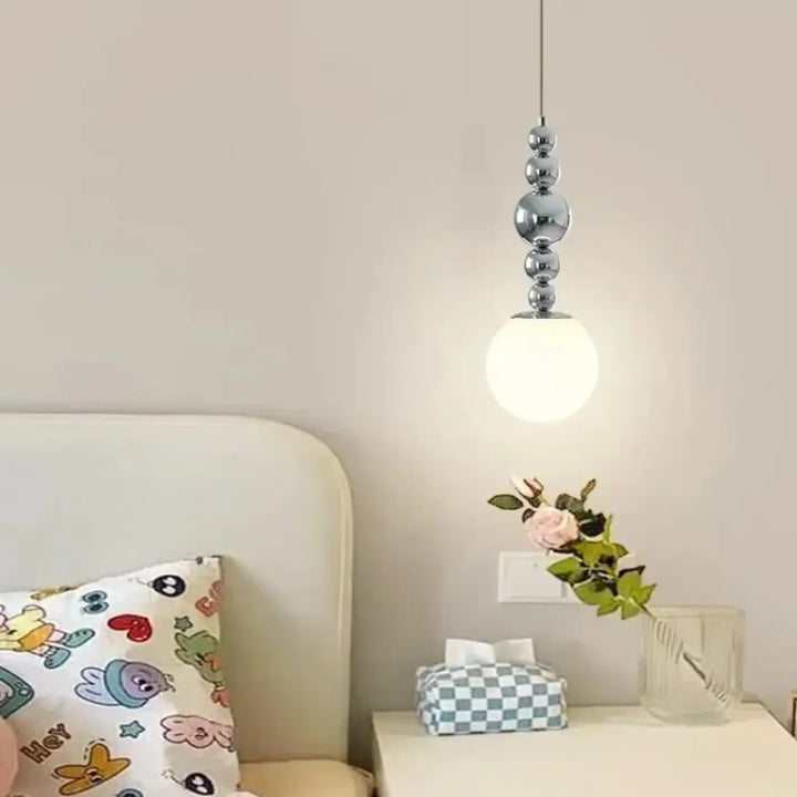 Suspension luminaire venusia avec chaîne chrome et perles sphériques verre opalin et globe blanc doux