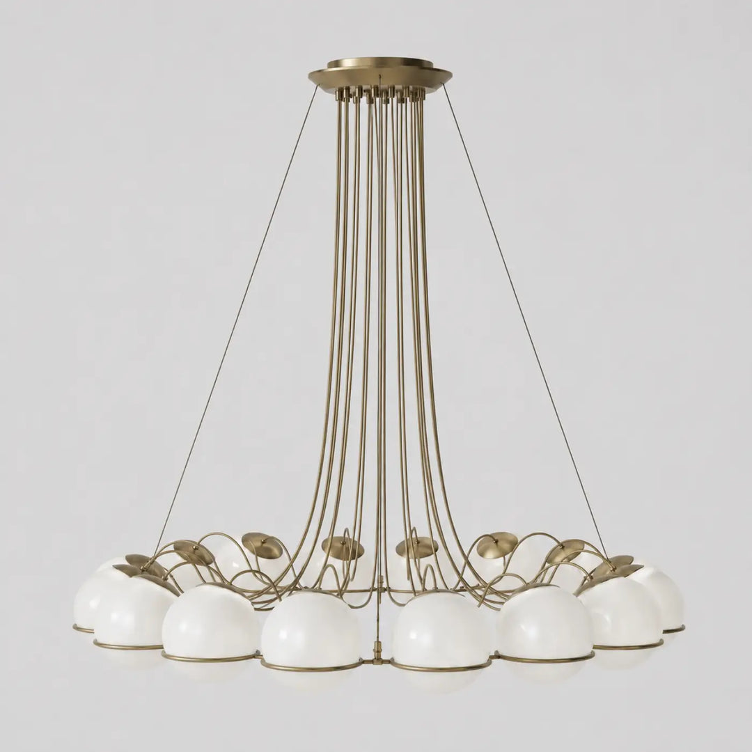 Suspension luminaire cloudis en laiton moderne avec globes en verre opalin blanc suspendus par tiges métalliques fines