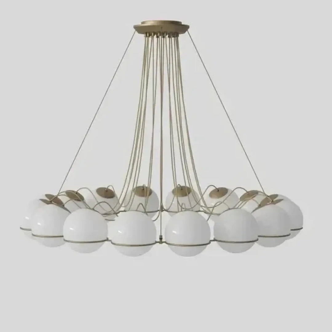 Suspension luminaire cloudis avec montage plafond en laiton et douze globes en verre blanc givré suspendus par câbles fins