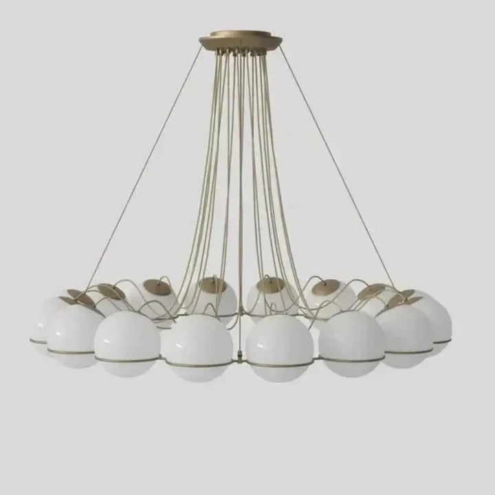 Suspension luminaire cloudis avec montage plafond en laiton et douze globes en verre blanc givré suspendus par câbles fins