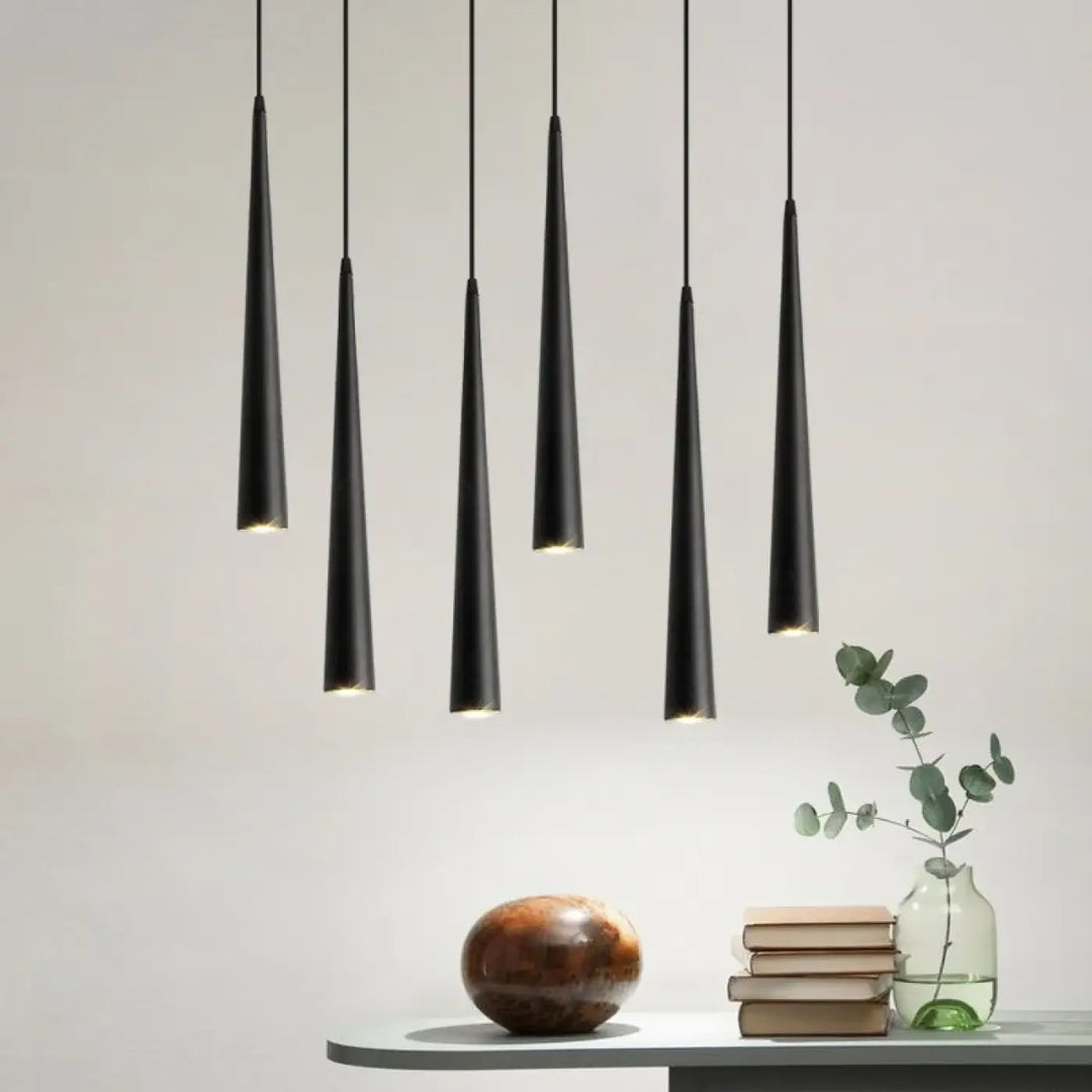 Cinq suspensions luminaires coniques noires au design moderne suspendues en arrangement élégant spira