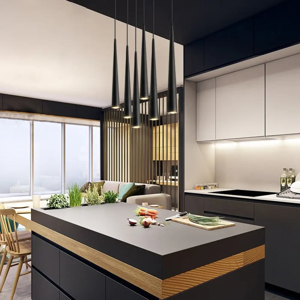 Suspension luminaire spira avec design moderne noir suspendu au-dessus de lîlot de cuisine