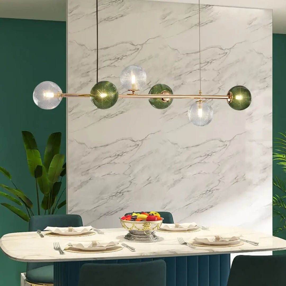 Suspension luminaire design contemporain avec cadre en laiton et globes verts texturés alternant avec sphères en verre clair nervuré