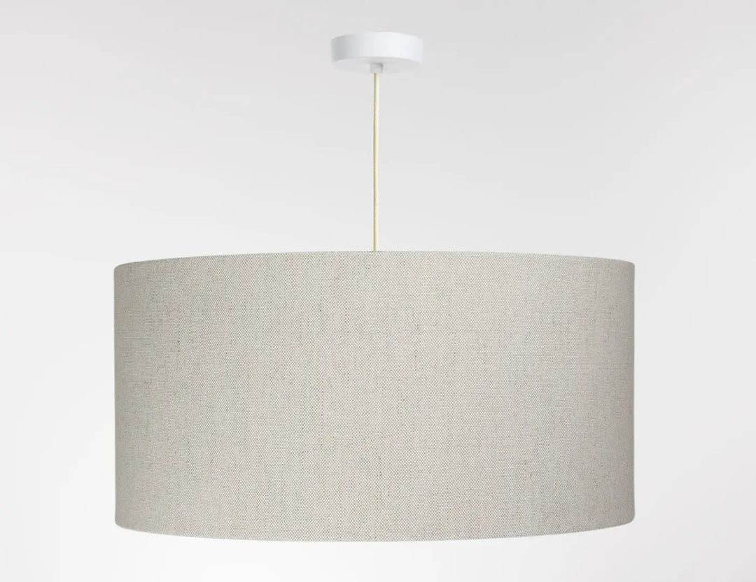 Suspension luminaire boho linen crème en lin beige avec support plafond blanc et chaîne dorée de design élégant