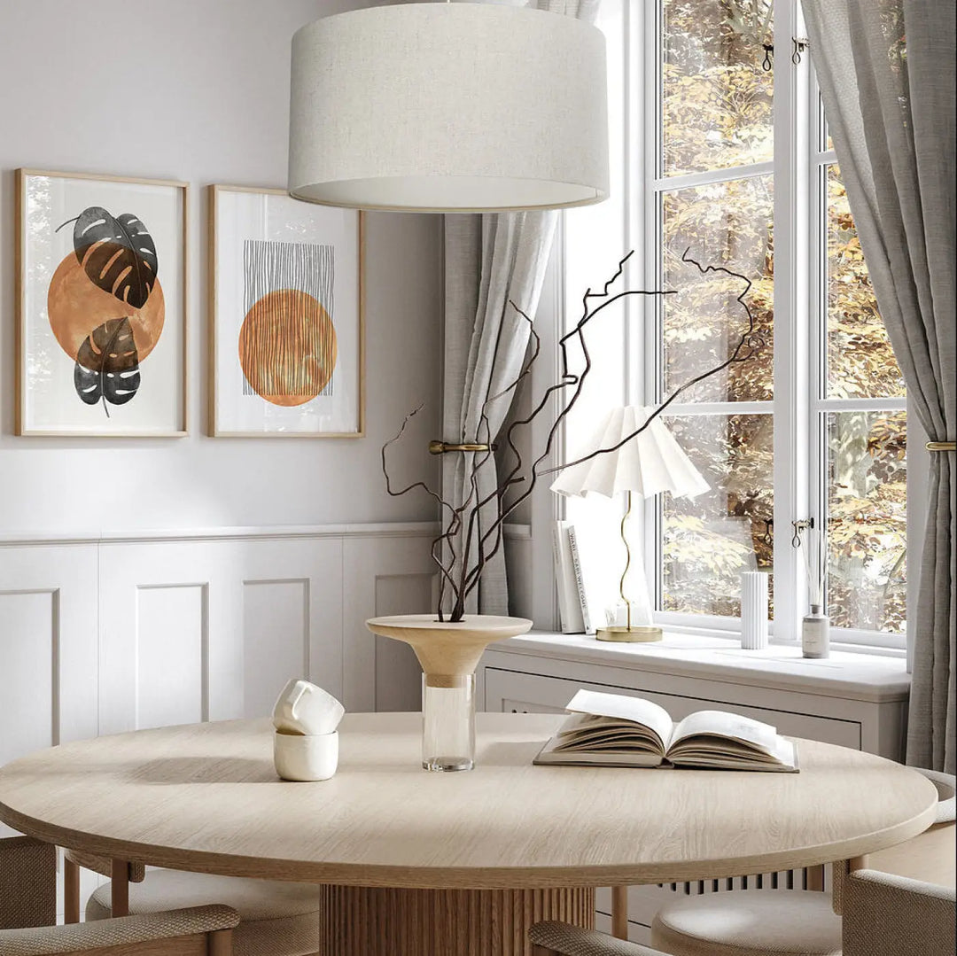 Table en bois minimaliste crème avec rainures verticales base suspension luminaire design boho linen