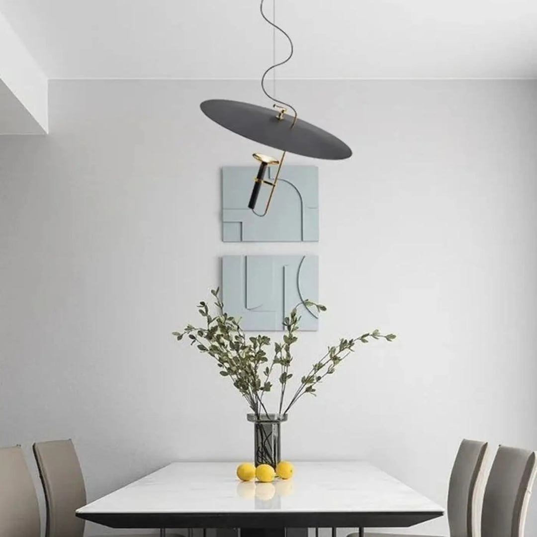 Suspension luminaire fimeo lampe suspendue disque noir avec fixation dorée et cordon courbé élégante