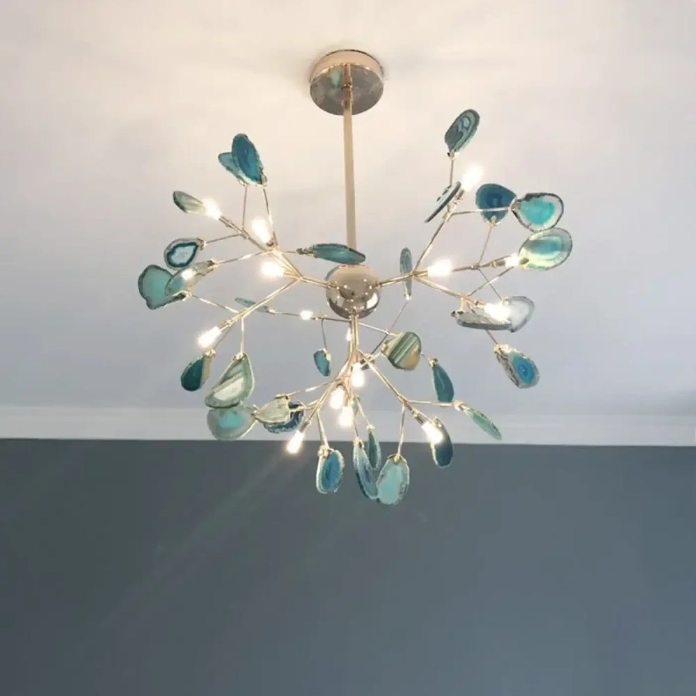 Suspension luminaire milahy avec finition laiton et feuilles bleues décoratives en agate teal éclairées en forme de branches