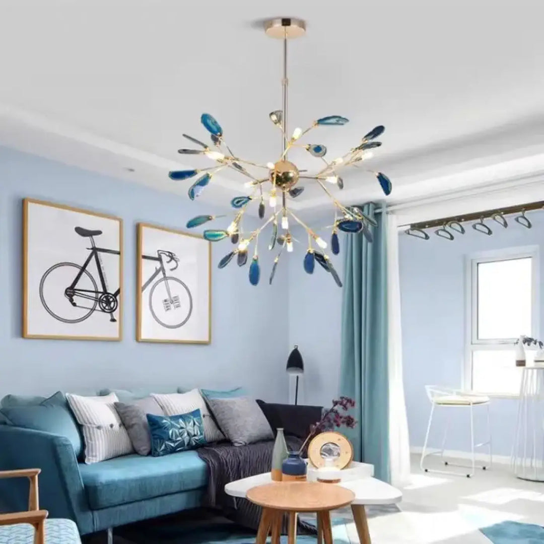 Suspension luminaire milahy avec hub central doré et branches ornées de feuilles bleues décoratives en verre translucide
