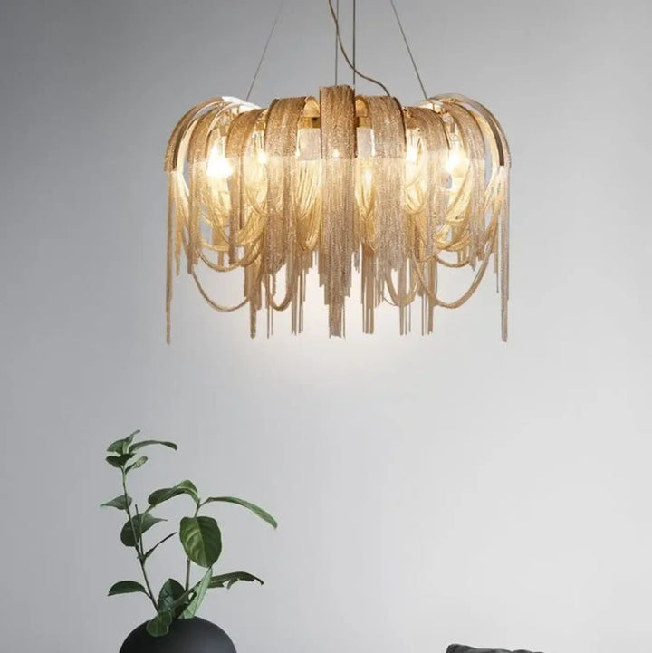 Suspension luminaire design dorée à chaînes lumineuses