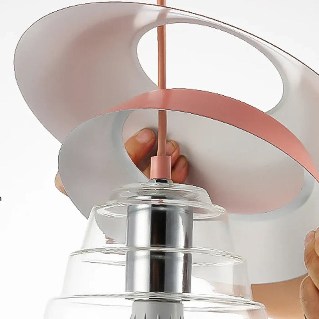 Suspension luminaire ariella avec anneaux acryliques blancs et roses, verres transparents et tige chrome poli pour décoration intérieure moderne