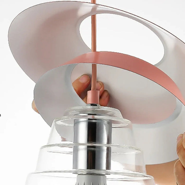 Suspension luminaire ariella avec anneaux acryliques blancs et roses, verres transparents et tige chrome poli pour décoration intérieure moderne