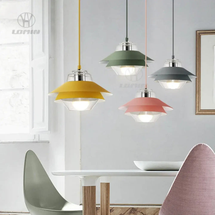 Suspension luminaire ariella avec abat-jours superposés en forme de pétale jaune, vert, gris et rose pour décoration intérieure design