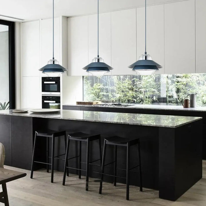 Suspension luminaire ariella avec trois suspensions design bleu foncé et accents métalliques pour décoration intérieure moderne