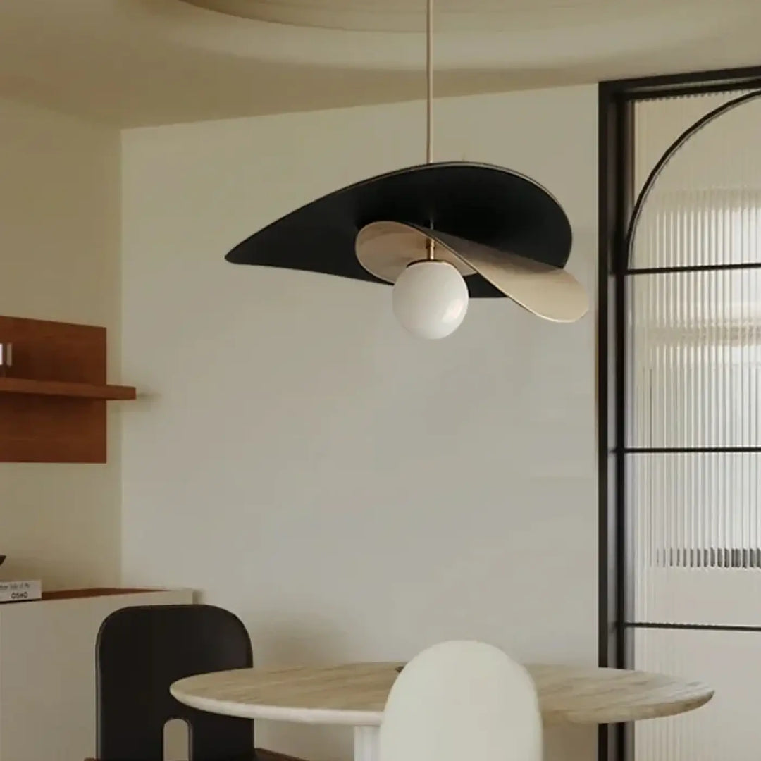 Suspension luminaire ravine design en noir et beige avec ampoule sphérique blanche pour éclairage intérieur en jours ouvrables