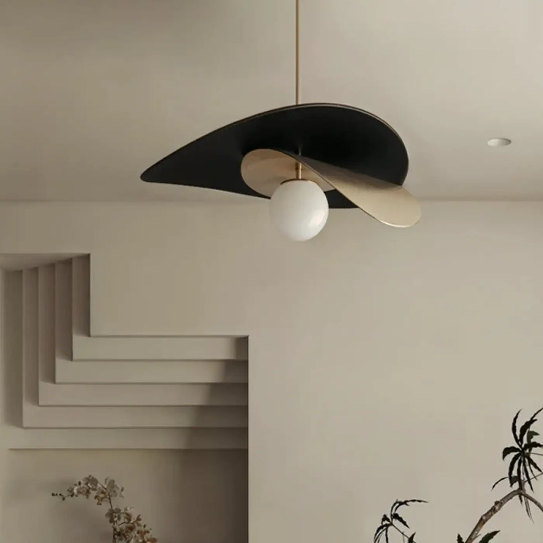 Suspension luminaire ravine en noir et or avec ampoule sphérique blanche idéale pour design contemporain en working days