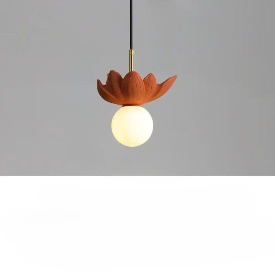 Suspension luminaire kalyx en céramique terracotta en forme de lotus avec globe en verre dépoli blanc