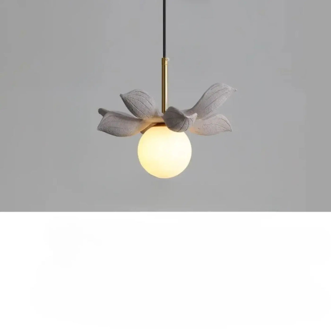 Suspension luminaire kalyx en céramique grise en forme de fleur de lotus avec ampoule sphérique chaude au centre