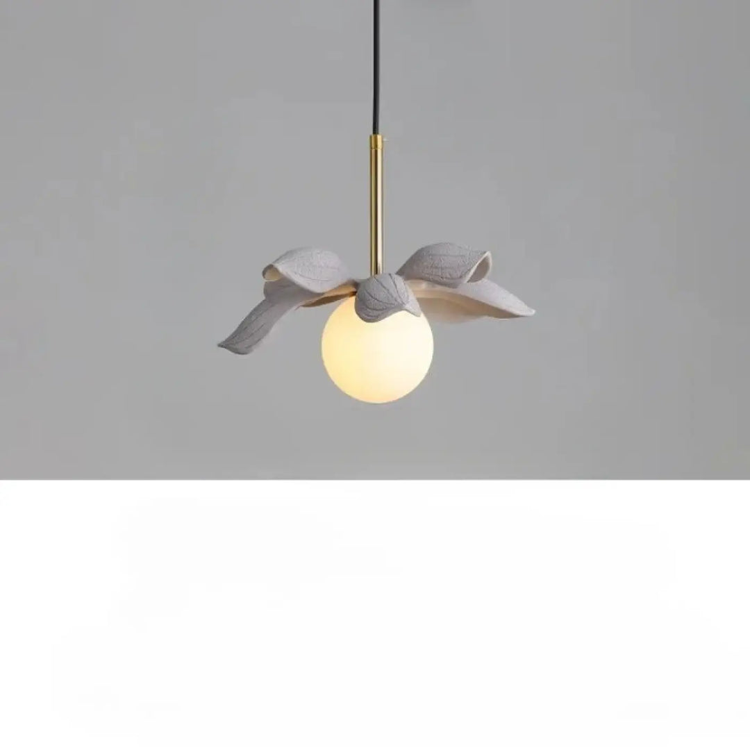 Suspension luminaire kalyx en céramique grise avec pendentif fleur délicat et ampoule sphérique chaleureuse au centre