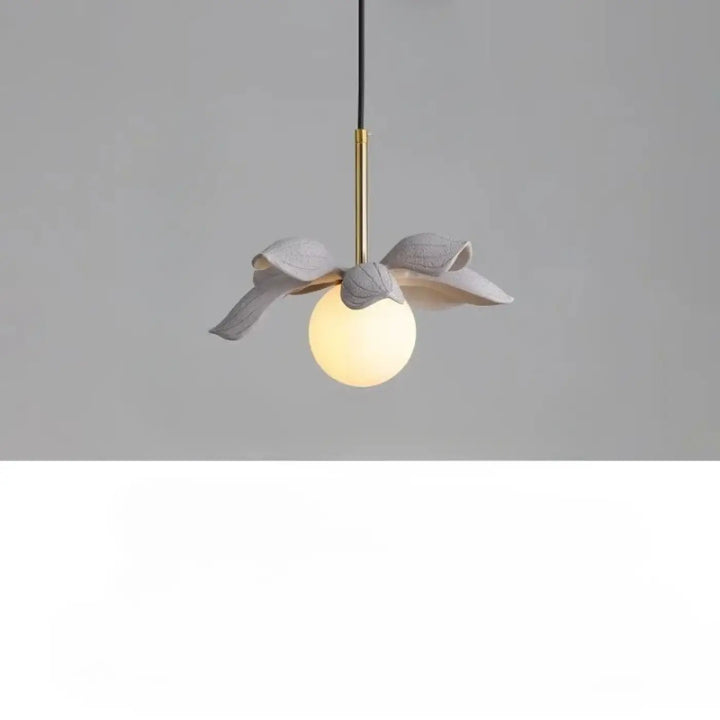 Suspension luminaire kalyx en céramique grise avec pendentif fleur délicat et ampoule sphérique chaleureuse au centre