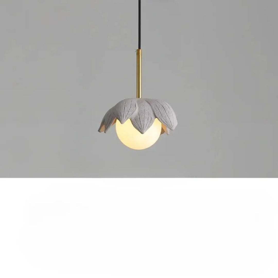 Suspension luminaire kalyx en céramique grise en forme de lotus avec ampoule sphérique chaleureuse nichée au centre des pétales