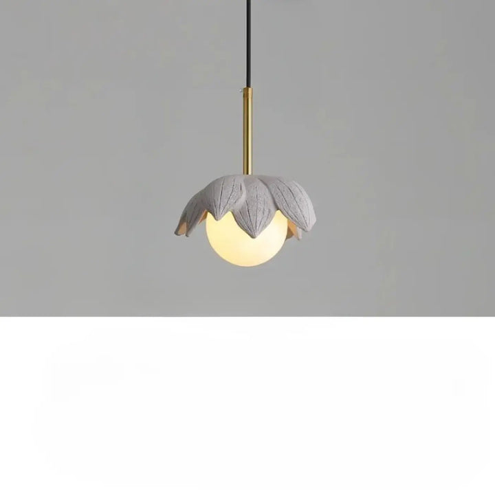Suspension luminaire kalyx en céramique grise en forme de lotus avec ampoule sphérique chaleureuse nichée au centre des pétales