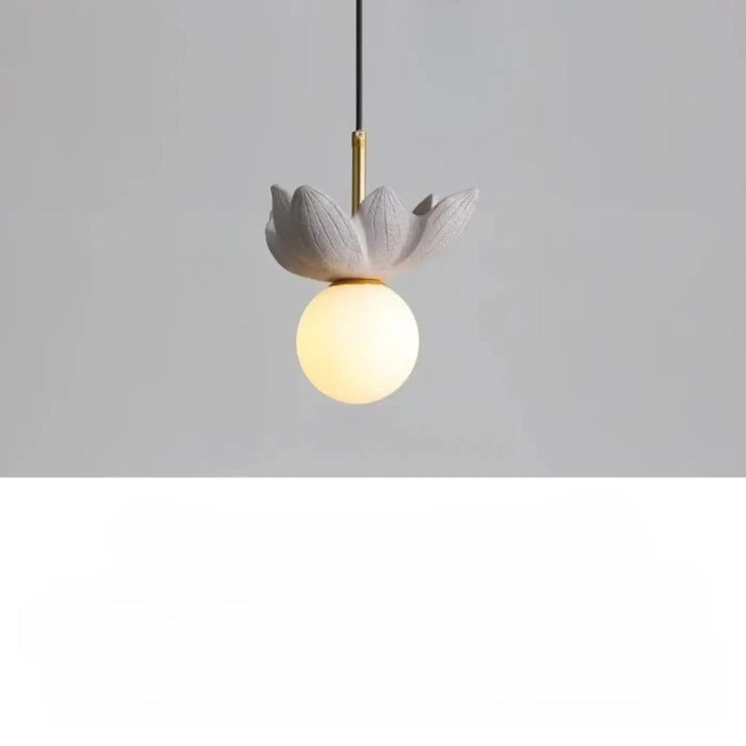 Suspension luminaire kalyx en céramique grise en forme de lotus avec tige dorée et ampoule sphérique chaude