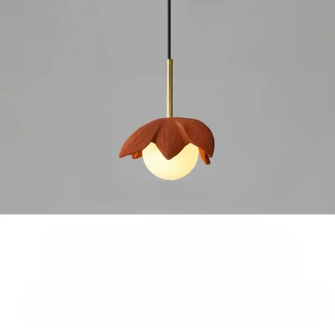 Suspension luminaire kalyx en céramique terracotta chaude avec tige en laiton et cordon noir forçant lélégance