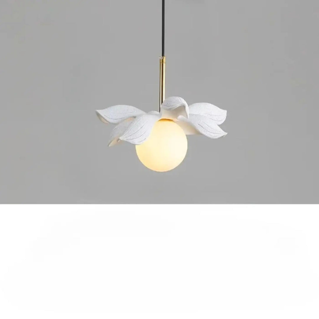 Suspension luminaire kalyx en céramique blanche avec fleur et ampoule sphérique chaude au centre lumineux