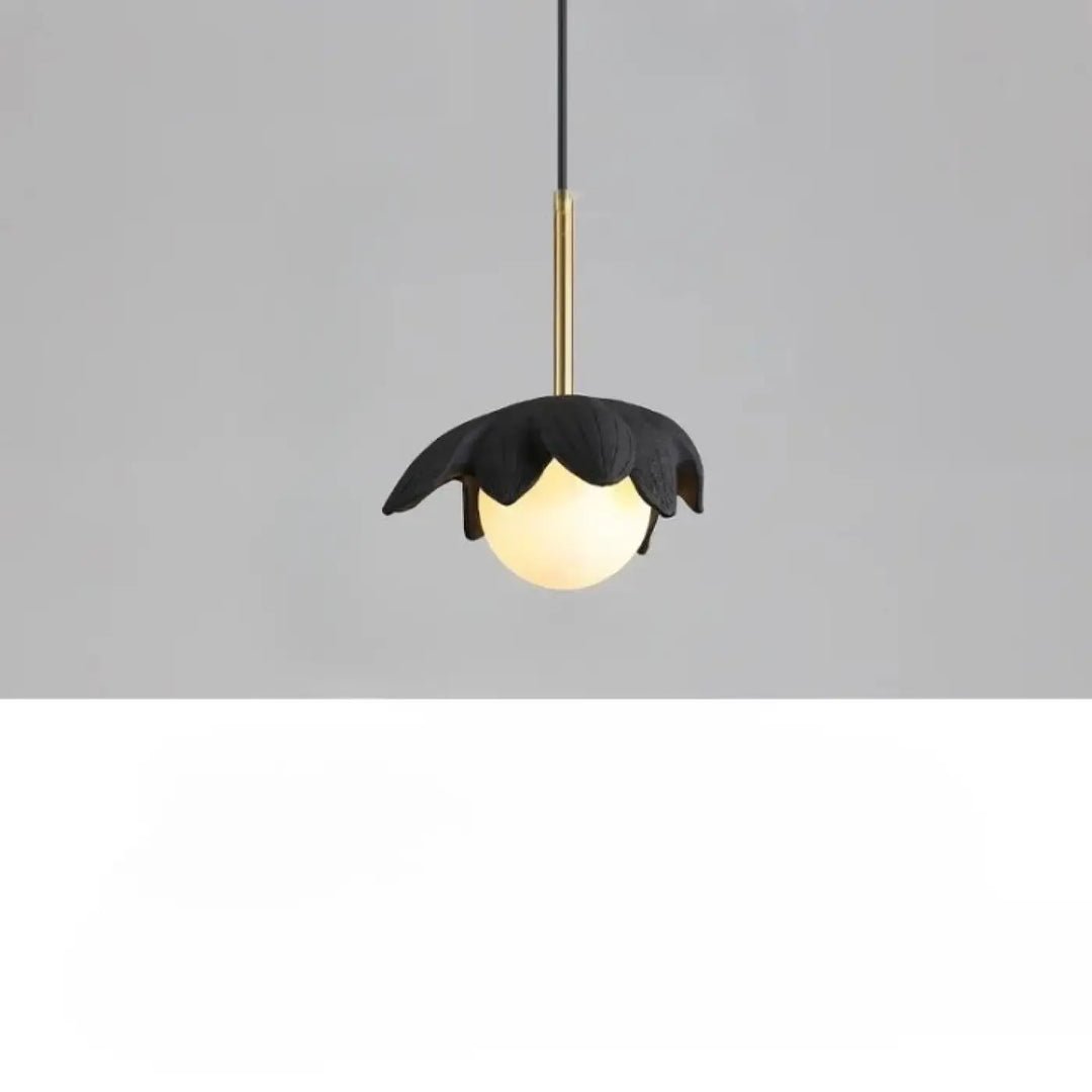 Suspension luminaire kalyx en forme de fleur noire avec tige en laiton et globe en verre dépoli