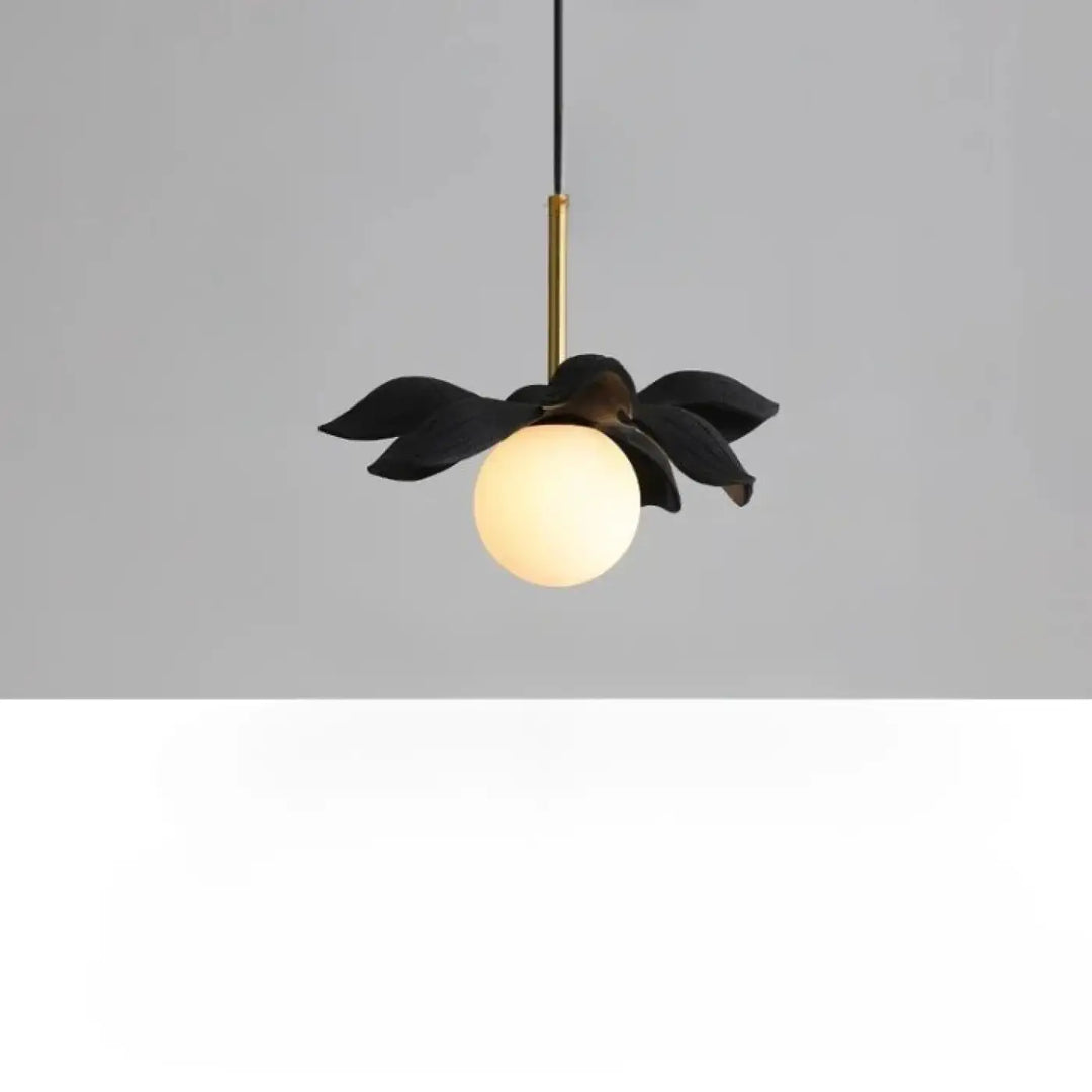 Suspension luminaire kalyx avec pendant en forme de feuille noire, ampoule sphérique chaude et tige métal doré
