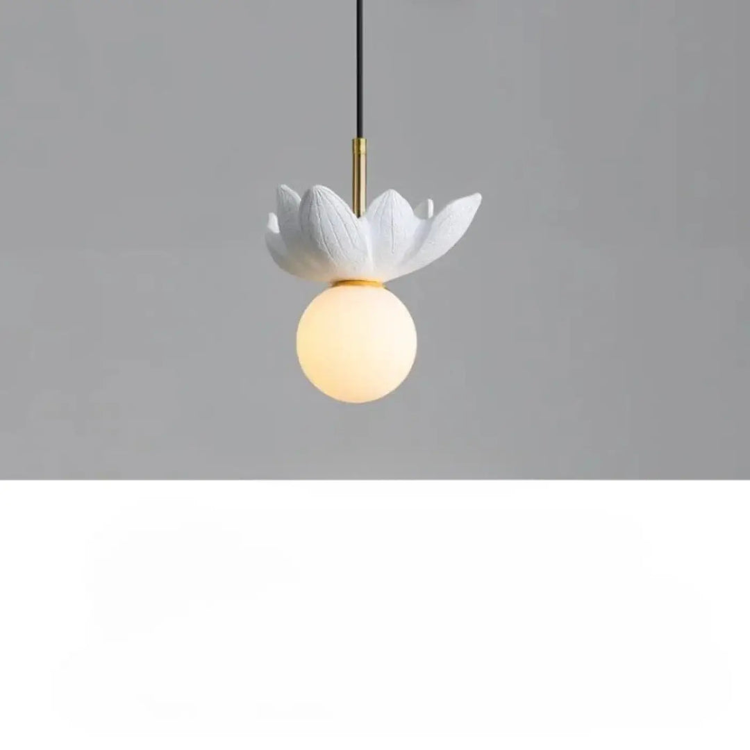 Suspension luminaire kalyx en céramique blanche en forme de lotus avec tige dorée et globe en verre dépoli chaud