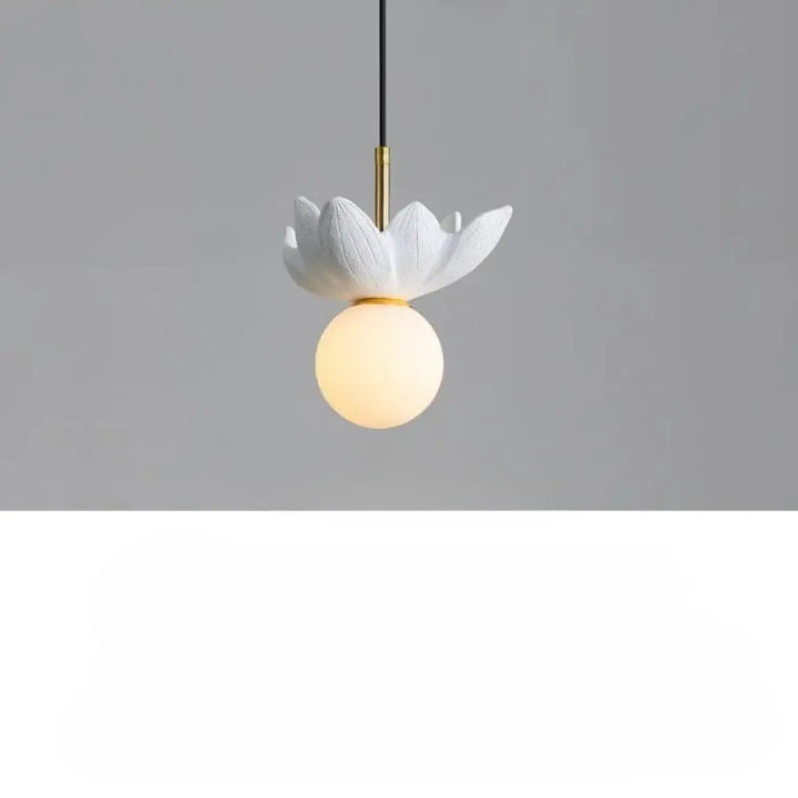 Suspension luminaire kalyx en céramique blanche en forme de lotus avec tige dorée et globe en verre dépoli chaud