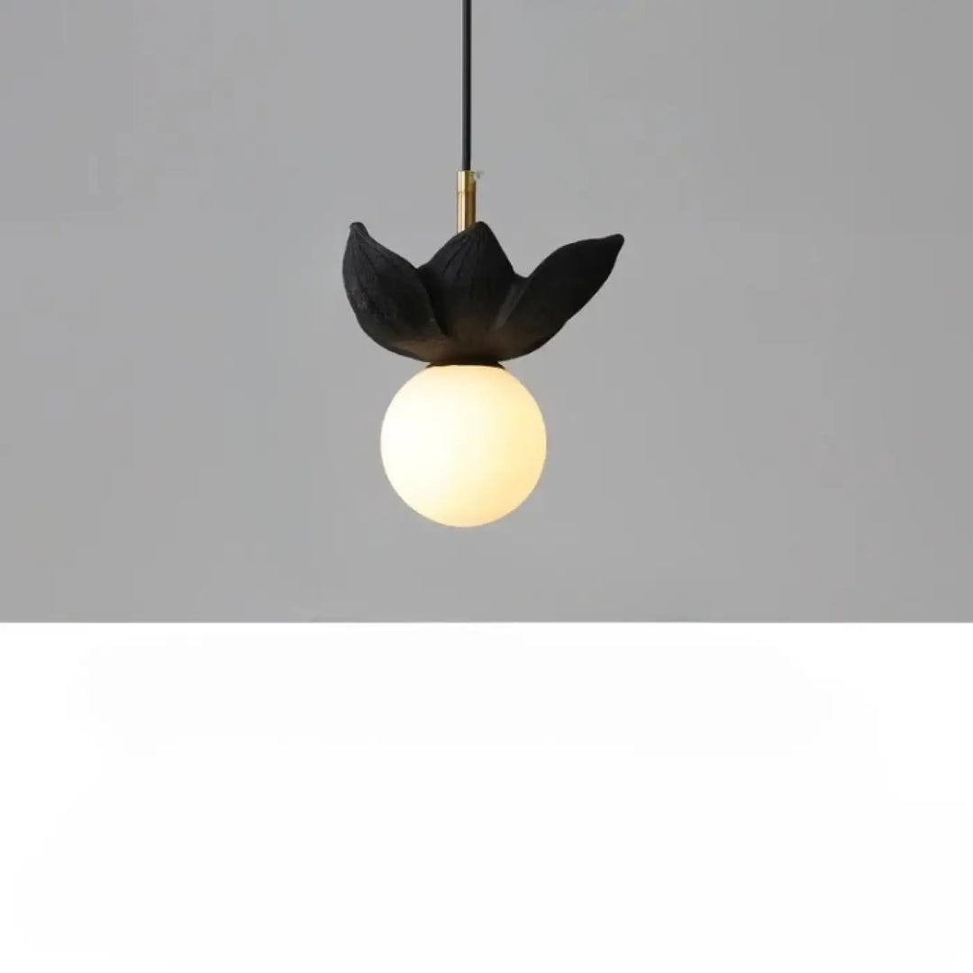 Suspension luminaire kalyx en forme de lotus noir avec globe en verre dépoli pour un éclairage élégant