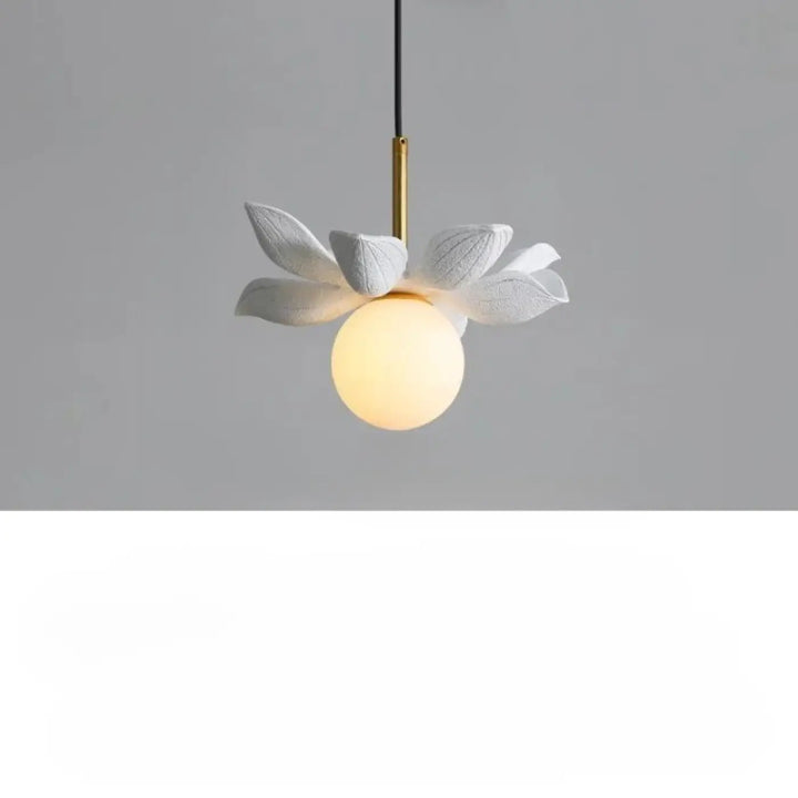 Suspension luminaire kalyx en céramique blanche en forme de lotus avec globe en verre chaud